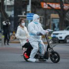Un trabajador sanitario voluntario circula por las calles de Pekín este 30 de noviembre. EFE/EPA/WU HAO