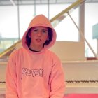 A través de un ritmo estridente quiere enviar un mensaje lleno de positivismo y esperanza.