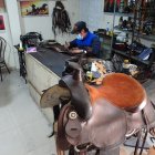 Heredero. Ángel Andrade es el tercero de una estirpe dedicada a la talabartería.