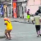 Guayaquil. La víctima cuando era atacada por sus perseguidores.