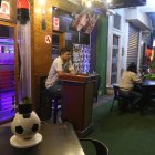 Trabajadores. Los empleados prácticamente están de brazos cruzados debido a la ausencia de clientes. Cuando ven a personas, promocionan sus ofertas para atraerlas.