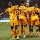 Denzel Dumfries (i) de los Países Bajos celebra con sus compañeros después de anotar el 3-1 durante la Copa Mundial de la FIFA 2022