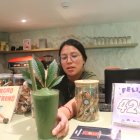 Preparación. Ana Gavilánez exhibe los productos que se pueden preparar con cannabis.