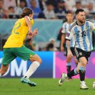 Lionel Messi (d) de Argentina en acción durante la Copa Mundial de la FIFA 2022.