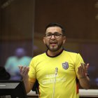 Correísta. Propaganda ambulante antes del inicio oficial de la campaña electoral, Blasco Luna lleva el nombre de su candidato inscrito en la camiseta.