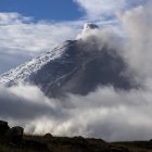 Fotografía de archivo, tomada el pasado 26 de noviembre, en la que se registró una toma general del volcán Cotopaxi, en los cantones Quito y Mejía, en la provincia de Pichincha (Ecuador).