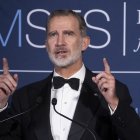 Washington (Estados Unidos), 12/03/2022.- El Rey Felipe VI pronuncia su discurso en la cena de gala para conmemorar el centenario del programa de Maestría en Ciencias en Servicio Exterior de la Universidad de Georgetown, en el Instituto de la Paz de los Estados Unidos, en Washington, DC , EEUU, ayer viernes. EFE/MICHAEL REYNOLDS