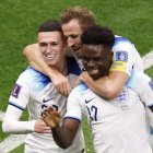 Bukayo Saka (d) de Inglaterra celebra un gol hoy, en un partido de los octavos de final del Mundial de Fútbol Qatar 2022 entre Inglaterra y Senegal.