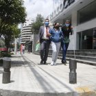 Obstáculos. Las veredas y calles de la capital presentan obstáculos para la circulación.