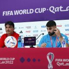 El técnico Zlatko Dalic (i) y el jugador Josko Gvardiol en la rueda de prensa previa del cotejo.