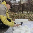 El ucraniano Olexandr Kutsurenko fabrica en Leópolis velas para los soldados en las trincheras que luchan contra las tropas rusas. EFE/ Rostyslav Averchuk Olexandr Kutsurenko, un ucraniano que en su piso de Leópolis fabrica velas para los soldados en las trincheras que luchan contra las tropas rusas, una actividad que comparte con decenas de voluntarios y en la que le ayuda su hija de cinco años, Katrusya. EFE/ Rostyslav Averchuk