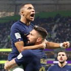 Olivier Giroud (C) de Francia celebra conKylian Mbappe (L) después de marcar el 1-0 en Al Thumama Estadio en Doha, Catar).