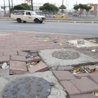 Los adoquines rotos o desbaratados en Las Américas causan una serie de problemas de movilidad en algunos tramos.