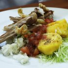 Detalle de un plato de Hornado, que hace parte de la muestra de gastronomía ecuatoriana en el Bogotá Madrid Fusión (BMF), en Bogotá (Colombia).