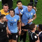 Al Wakrah (Qatar), 02/12/2022.- Edinson Cavani (no.21) of Uruguay and teammates talk to referee Daniel Siebert (C) after the FIFA World Cup 2022 group H soccer match between Ghana and Uruguay at Al Janoub Stadium in Al Wakrah, Qatar, 02 December 2022. (Mundial de Fútbol, Catar) EFE/EPA/Tolga Bozoglu