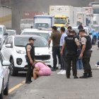 El carro en el que iba la víctima, quedó recostado al parterre central.