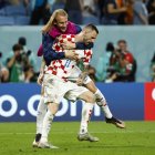 Marcelo Brozović de Croacia celebra al ganar hoy, en la serie de penaltis en un partido de los octavos de final del Mundial de Fútbol Qatar 2022 entre Japón y Croacia en el estadio Al Janoub en Al Wakrah.