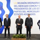 Cita.- Los ministros de Relaciones Exteriores de Paraguay, Julio Arriola; Argentina, Santiago Caffiero; Uruguay, Francisco Bustillo; Brasil, Carlos França, y Bolivia, Rogelio Mayta, posan para la prensa durante la LXI Reunión Ordinaria del Consejo del Mercado Común, hoy, en Montevideo (Uruguay). Bustillo aseguró este lunes que el Mercosur debe estrechar lazos con otros países y bloques, al tiempo que remarcó que no puede permitirse "el inmovilismo". La Reunión Ordinaria del Consejo del Mercado Común comenzó este lunes con un desayuno de trabajo de ministros de Economía de los Estados parte y Bolivia. EFE/ Martín Martínez
