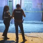 Esmeraldas. Las jóvenes jugaban naipe en la vereda, al pie de la casa cuando llegaron los sicarios.