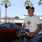 Guayaquil. En otra ciudad, pero con la camiseta y un recuerdo de Quito se observa a este capitalino en Guayaquil