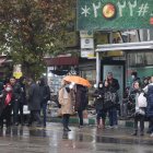 los iraníes esperan en una estación de autobuses en el centro de la ciudad capital de Teherán, Irán, 05 de diciembre de 2022. Algunas tiendas cerraron por algunos anuncios de protestas en Teherán