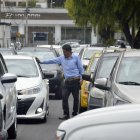 Casualidad. Un hombre se encontró con un allegado y aprovechó el trancón.