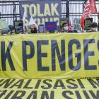 Decenas de personas se concentraron este lunes frente al Parlamento en Yakarta para protestar contra la aprobación, prevista el martes, 6 de diciembre de 2022. efe