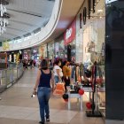 Comercio.- Personas haciendo las compras de diciembre.