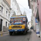 Trayecto. Coloridas chivas recorrieron varios sectores de la capital con su música y gente que celebró a Quito.