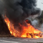 Los bomberos controlaron el fuego y no permitieron que este avance a las casas aledañas.