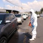 Acción.- Personal del ministerio de Agricultura y Agrocalidad desinfectan los carros que salen de Cotopaxi, para evitar que se riegue por el país la gripe aviar.