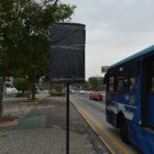 Cerca del colegio 28 de Mayo, en el parterre central de la avenida Carlos Julio Arosemena, existen algunas señaléticas tapadas.