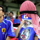 Seguidores de Japón reaccionan tras perder la tanda de penaltis de los octavos de final de la Copa Mundial de la FIFA 2022 entre Japón y Croacia.