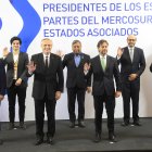 Desde la izquierda, el vicepresidente de Brasil, Hamilton Mourao; el presidente de Argentina, Alberto Fernández; el presidente de Uruguay, Luis Lacalle Pou, y el presidente paraguayo, Mario Abdo Benítez, entre otras autoridades, posan para la fotografía grupal durante el inicio de la Cumbre de Presidentes de los Estados partes del Mercosur y Estados Asociados, en la que Uruguay traspasará la presidencia pro tempore del bloque a Argentina, hoy, en Montevideo (Uruguay). EFE/ Federico Gutiérrez