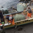 Pescadores recogen redes de pesca del mar, el 15 de noviembre de 2022, en la Caleta el Membrillo, en Valparaíso (Chile). EFE/ Adriana Thomasa