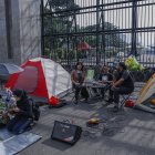 Varios manifestantes instalaron tiendas de campaña durante una protesta contra la reforma del código penal frente a la puerta principal del edificio del Parlamento en Yakarta, Indonesia, el 6 de diciembre de 2022. EFE /MAST IRHAM