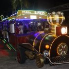 Un tren decorado con motivos navideños, con colores y luces, es el vehículo que un grupo de ciudadanos ha utilizado para regalar "paseos" a migrantes de distintos países que se encuentran varados en la ciudad mexicana de Tapachula, fronteriza con Guatemala. EFE/Juan Manuel Blanco