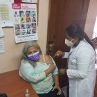 Cecilia Silva acudió este martes 6 de diciembre a vacunarse contra la influenza en el centro de salud N° 9, de Guayaquil.