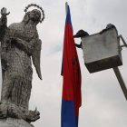 Las banderas son parte de la decoración por las fiestas fundacionales