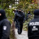 Agentes de policía trabajan durante una redada en Berlín, Alemania, el 07 de diciembre de 2022. Veinticinco personas presuntamente afiliadas al movimiento denominado Reichs Citizens (Reichsbuerger) fueron detenidas en redadas en toda Alemania bajo sospecha de conspirar para derrocar al gobierno