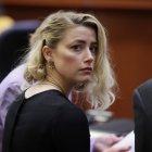 La actriz Amber Heard durante el juicio con Johnny Depp en Fairfax, Virginia, en foto de junio de 2022.