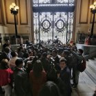 Diputados permanecen al interior del Congreso luego del anuncio del presidente de Perú, Pedro Castillo, de la disolución del Parlamento y la conformación de un "gobierno de emergencia" en el país hoy, en Lima (Perú).