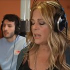 Sebastián Yatra junto a Rita Wilson en el estudio de grabación.