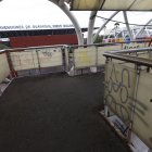 Hay grafitis y frases dibujadas en las paredes internas del puente.