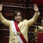 La abogada Dina Boluarte saluda tras ser juramentada como nueva presidenta del Perú hoy, en la sede del Congreso en Lima (Perú).