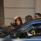 La vicepresidenta de Argentina, Cristina Fernández de Kirchner, saluda hoy a la salida de su casa previo al veredicto sobre el caso en su contra, en Buenos Aires (Argentina). Fernández escuchará vía telemática el veredicto del caso que juzga las presuntas irregularidades en la concesión de 51 obras públicas a firmas del empresario Lázaro Báez durante sus Gobiernos y los de su fallecido esposo Néstor Kirchner (2003-2007) en la austral provincia de Santa Cruz, cuna política del kirchnerismo. EFE/ Enrique García Medina