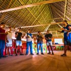 Pistas. Líderes sharian, mientras cantan un rap con mensajes de cuidado y defensa de la Amazonía.