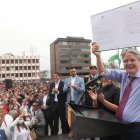 Acto. Frente a una multitud de personas que viajó de diversas partes, Lasso firmó el proyecto en la Asamblea.