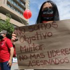 Manifestantes marchan pidiendo el fin de los asesinatos de líderes sociales en Colombia, en una fotografía de archivo. EFE/ Carlos Ortega