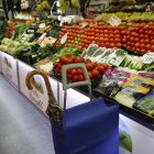 Comercio.- Una persona hace compras en una tienda de alimentos en España.